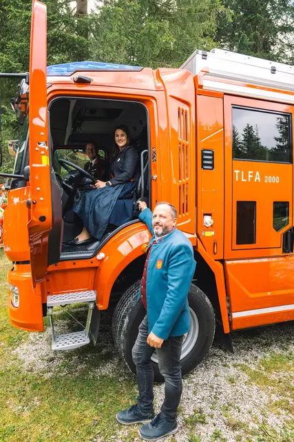 LR A. Mair, Bgm. J. Saxer und Kdt. A. Hörtnagl um das neue TLFA | Foto: Pernsteiner