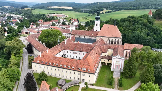 Stift Heiligenkreuz, rechts eine prächtige Front. | Foto: Gernot Ambros