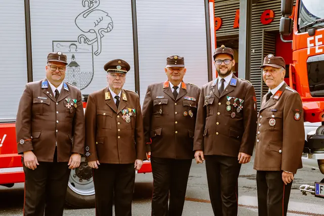 Die Ersteller der Festschrift anlässlich von 150 Jahren FF Leoben-Göss (v. l.): Oberlöschmeister der Verwaltung Martin Mang, Abschnittsbrandinspektor des Fachdienstes Gerd Rieder, Brandinspektor Thomas Steiner, Brandinspektor der Verwaltung Patrick Mang und Ehren-Hauptbrandmeister Harald Gnesda | Foto: FF Leoben-Göss