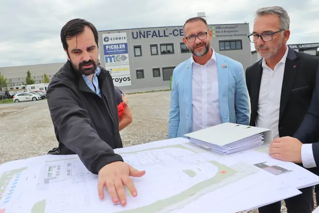 Architekt Lucas Schachinger erklärt Stefan Helmreich, Dietmar Kuhn und Lukas Huisbauer den Plan. | Foto: Edith Ertl