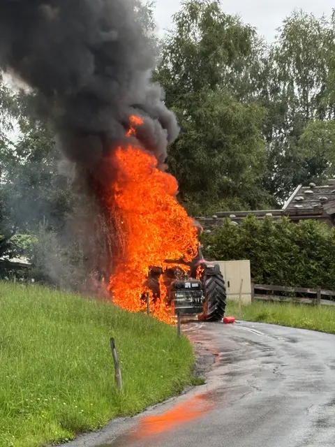 In Kitzbühel geriet ein Traktor in Brand, der Lenker konnte noch rechtzeitig vom Fahrzeug abspringen. | Foto: Stadtfeuerwehr Kitzbühel