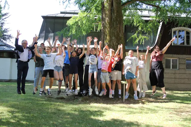 Die Nachwuchsbiolog*innen und Vizebürgermeisterin Sarah Katholnig hatten viel Spaß beim ihrem kreativen und interessanten Baumprojekt.  | Foto: Stadt Villach/ak