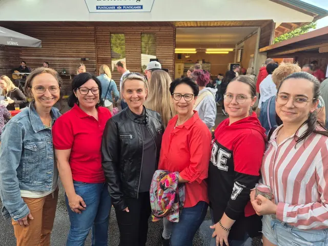 Auch Bürgermeisterin von Weiz, Bettina Bauernhofer, besuchte das Woazbrotn in Göttelsberg. | Foto: Petra Almer