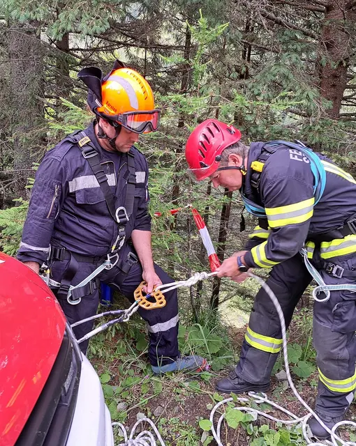 Volle Konzentration beim Umbau des Seilsystems – für Sicherheit am Berg ist Routine entscheidend. | Foto: Marie Luise Hyden/FF St. Michael