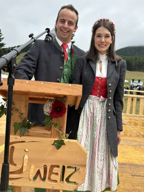 Bezirksleiterin Tanja Hiebler und Bezirksobmann Manuel Schrenk eröffneten die Feierlichkeiten beim 71. Teichalmtreffen der Landjugend. | Foto: MeinBezirk/Hofmüller