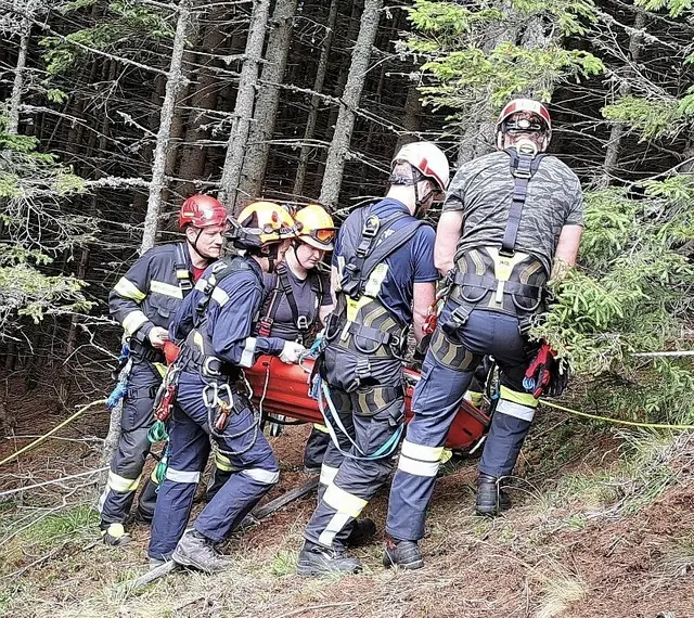 Hochkonzentriert im steilen Gelände: MRAS-Kräfte bei der Personenrettung mit gesichertem Vorstieg. | Foto: Marie Luise Hyden/FF St. Michael