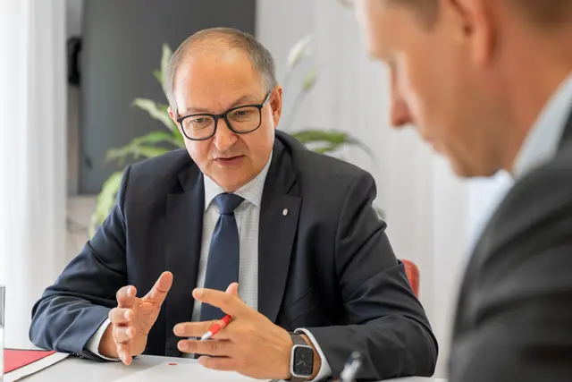 SP-Landesrat Martin Winkler kritisiert im Interview mit MeinBezirk OÖ-Chefredakteur Thomas Winkler die Budgetverteilung in der Landesregierung – auf die ÖVP-Ressorts entfielen 89 Prozent, auf die der FPÖ 9 Prozent. | Foto: MeinBezirk/Siegl