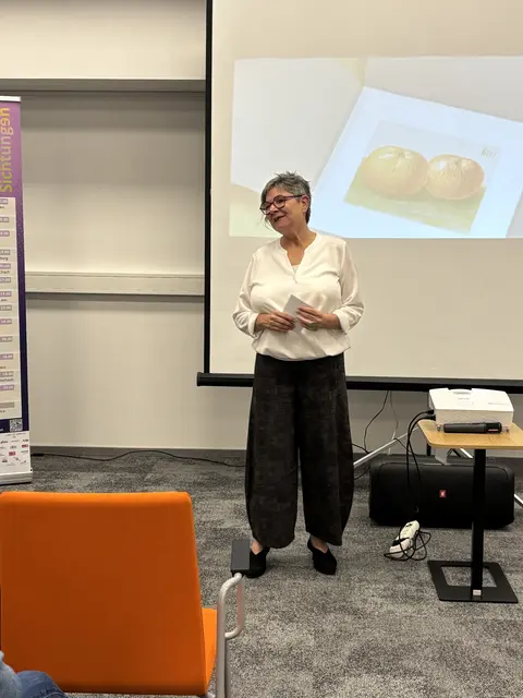 Helga Pöcheim stimmte auf das Buch und den Dokumentarfilm ein.  | Foto: Mein Bezirk