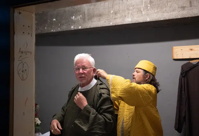 Sakristei wird zur Garderobe: Spielleiter Peter Esterl hilft Erzbischof Franz Lackner beim Ankleiden. | Foto: Thomas Zangerl