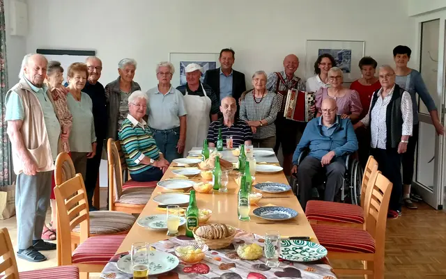 Die Bewohner mit Sandra Mühle, Kurt Pawluk und Grillmeister Karl Grassecker (hinten stehend)
 | Foto: Pawluk