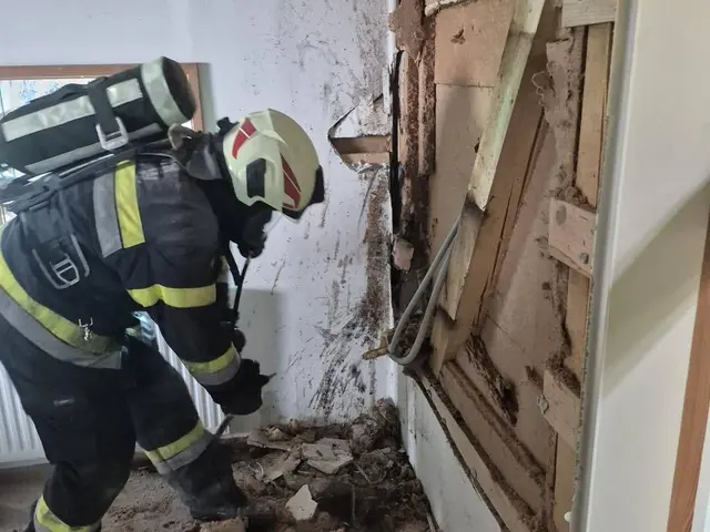 Mittels Atemschutztrupp wurde der Zwischendeckenbrand rasch unter Kontrolle gebracht. | Foto: FF Ruden