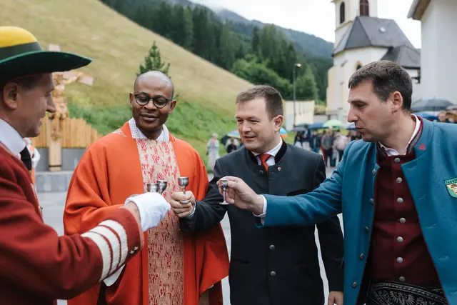 Die Neugestaltung des Kirchplatzes in Navis wurde gebührend gefeiert.  | Foto: Victoria Hörtnagl