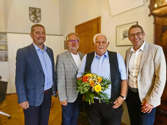  Stadtrat Christian Baumgarten, Vizebürgermeister Michael Schodermayr, Jubilar Vizebürgermeister a.D. Wilhelm Hauser, Bürgermeister Markus Vogl (v. li.). | Foto: SPÖ