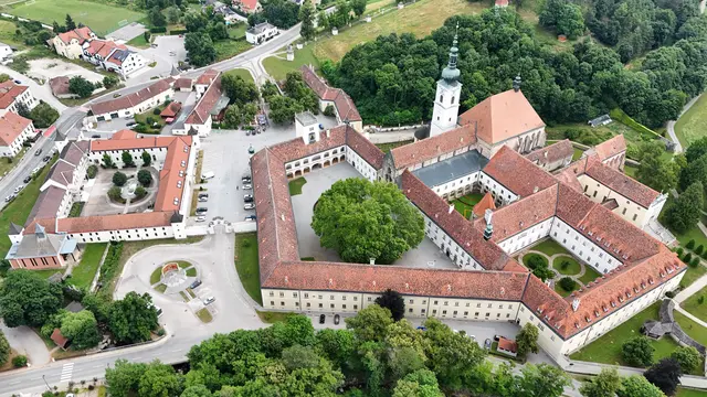 Stift Heiligenkreuz betreut 23 Pfarren, etwa 300 Studenten werden hier ausgebildet. | Foto: Gernot Ambros