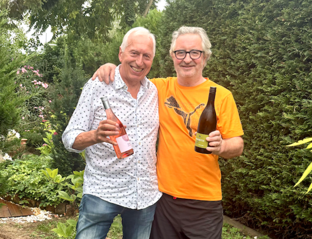 Ernst Steindorfer muntert Robert Sommer mit einem guten Tropfen auf. | Foto: Karin Sommer-Amon