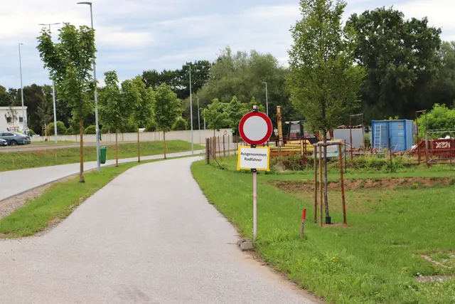 Ein Rad- und Gehweg führt vom Ortszentrum Lieboch zur Industriestraße West. Er endet bei der neuen Hofer-Zentrale in unmittelbarer Nachbarschaft zum künftigen McDonald’s Restaurant. | Foto: Edith Ertl