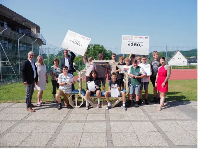 Die Schülerinnen und Schüler mit ihrem Werkstück "eine Schnecke zum Chillen" | Foto: MS III Weiz