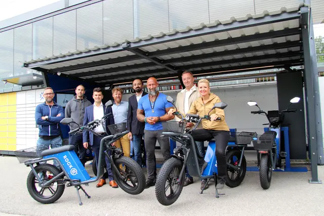 Verkehrsstadträtin Sandra Wassermann mit den Projektpartnern der FFG, netwiss OG, der Herstellerfirma "Rock'n'Rolla Austria" und Vertretern der städtischen Fachabteilungen. | Foto: StadtKommunikation/Spatzek