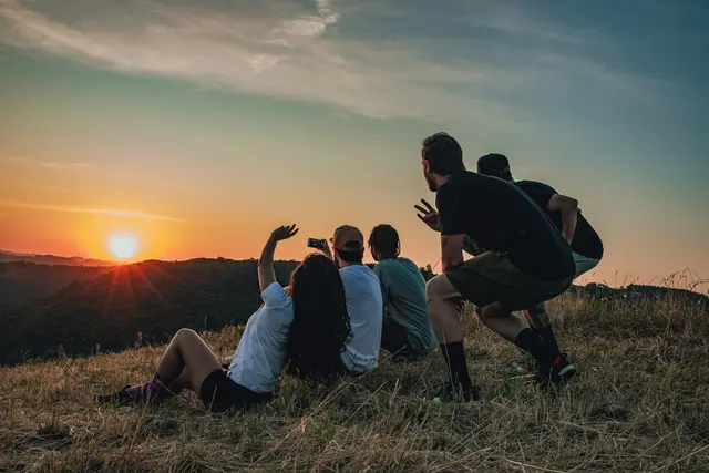Wer nicht nur in seiner Nähe, sondern auch in anderen Ländern Freunde finden möchte, könnte die App We3 ausprobieren. Hier treffen Userinnen und User auf Menschen auf der ganzen Welt, die ihre Interessen teilen und einen ähnlichen Lebensstil führen. | Foto: unsplash