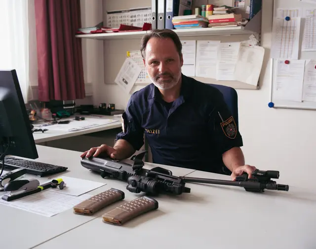 Andreas Spies mit dem modifizierten StG77 für die Polizei. | Foto: Santrucek