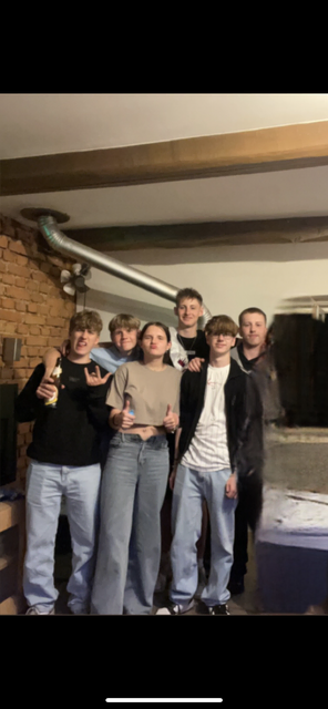 Isabella spielt gerne Volleyball mit ihren Freunden. | Foto: Poschauko