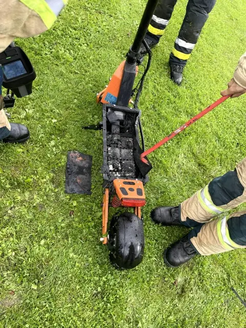Der Akku eines E-Scooters geriet in Brand. | Foto: Stadtfeuerwehr © Kitzbühel