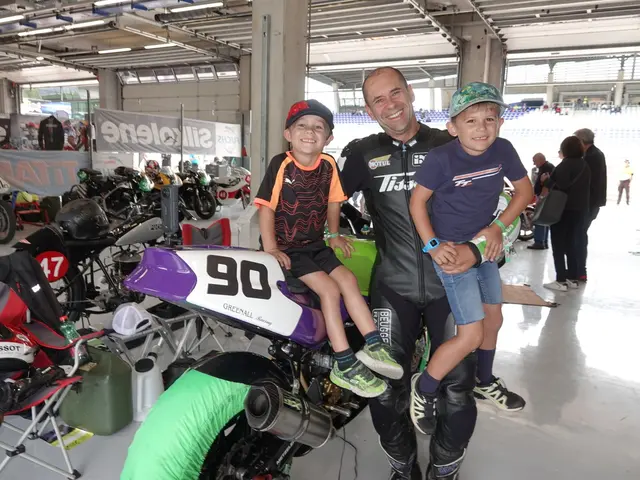 Horst Saiger ging mit seiner Kawasaki ZXR 750 extra für die Rupert Hollaus Racing Days trainieren: "Wie steh ich ohne gutes Resultat vor meinen Buben Luis und Benjamin da!" lacht der Liechtensteiner, der "im Herzen ein Steirer geblieben" ist. Er gewann den Goldflauf.