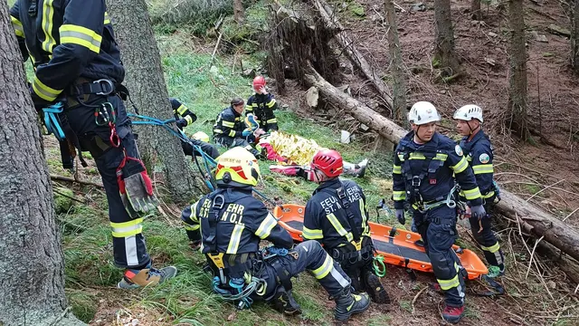 Teamarbeit am Seil: Mit vereinten Kräften wird die Korbtrage durch das unwegsame Gelände manövriert. | Foto: Marie Luise Hyden/FF St. Michael