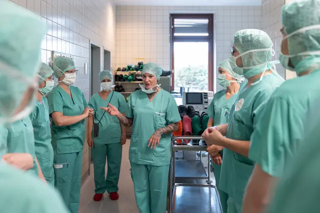 Intensives Lernen in der Praxis: 16 Medizinstudenten vertieften bei der Summer School 2025 im Klinikum Freistadt ihre klinischen Fähigkeiten – von Blutabnahme bis Notfalltraining. | Foto: OÖG