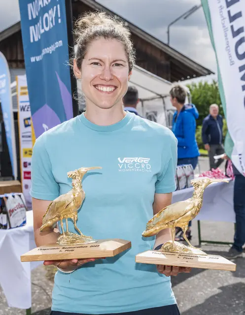 Melanie Brunhofer mit ihren beiden goldenen Waldrapp-Pokalen | Foto: Andreas Biedermann