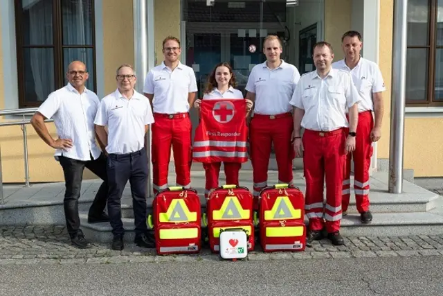Bürgermeiser Josef Zechmeister, Ortsstellenleiter Andreas Huber, Johannes Hohla, Sandra Bogenhuber, Valentin Habetswallner, Stefan Katzinger und Bezirkskoordinator Anton Witzmann. | Foto: RK/LV OÖ