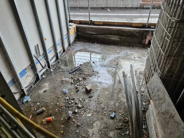 Personen nutzen den Bereich hinter der Absperrung häufig als Mülleimer. | Foto: Michael Marbacher