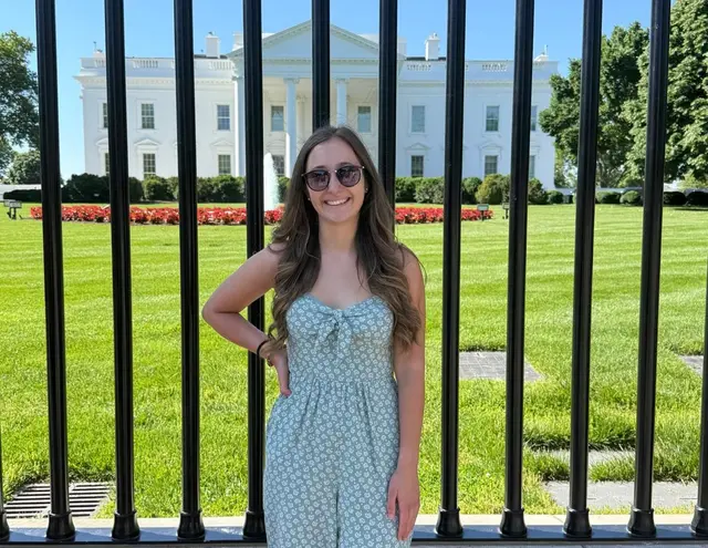 Liese-Marie Piller vor dem weißen Haus (Regierungssitz des Amerikanischen Präsidenten) in Washington D.C (USA). | Foto: Liese-Marie Piller