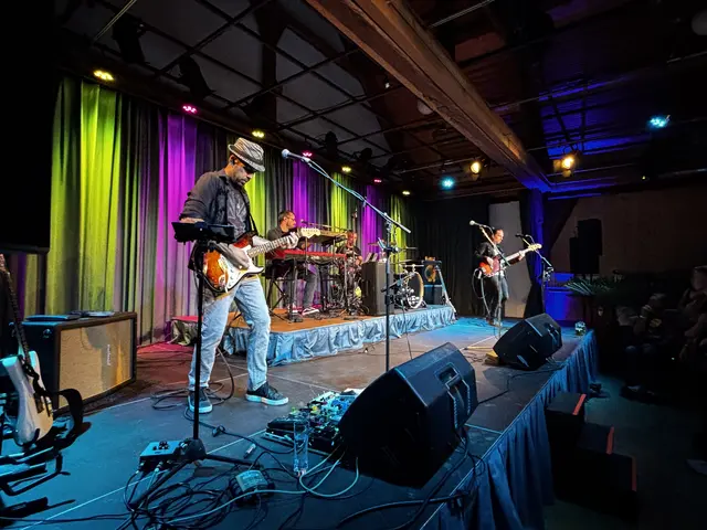 Alex Zilinski rockte mit seiner Band die Bühne und sorgte für Stimmung im Saal. | Foto: MeinBezirk