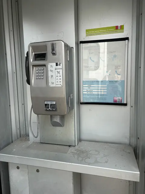 Das Telefonieren mit dem Notruf ist in den Telefonzellen kostenlos.  | Foto: AMG
