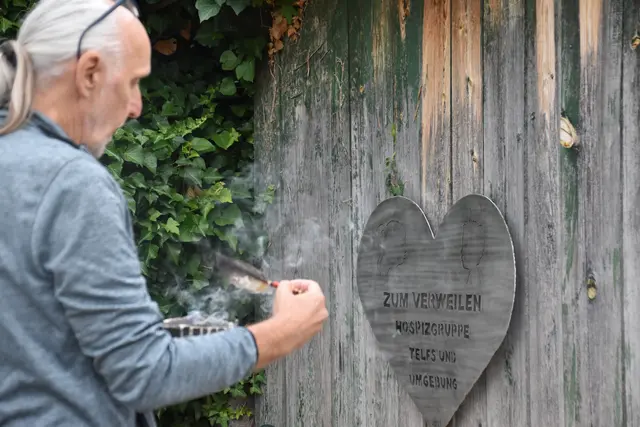 Am Montag, dem 28. Juli, wurden die Bänke offiziell mit einem Räucher-Ritual durch Bernhard Schöpfer eingeweiht. 