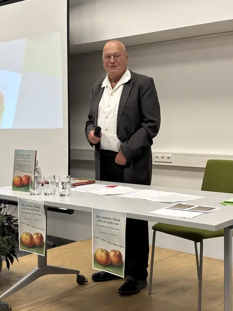 Autor Philosoph Gerd Holzheimer stellte sein Buch vor und gab auch Einblicke in die Entstehung von Film und Buch.  | Foto: Mein Bezirk