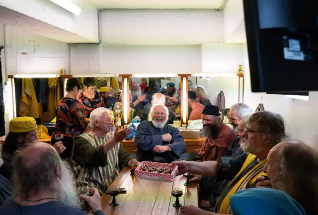 Treffpunkt Herrengarderobe: In der Pause spricht Franz Lackner mit erfahrenen Passionsspielern über das Geschehen auf und hinter der Bühne.  | Foto: Thomas Zangerl