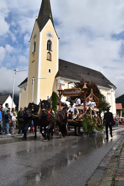 Aufwändig geschmückte Festwägen beim großen Umzug. | Foto: Johanna Bamberger