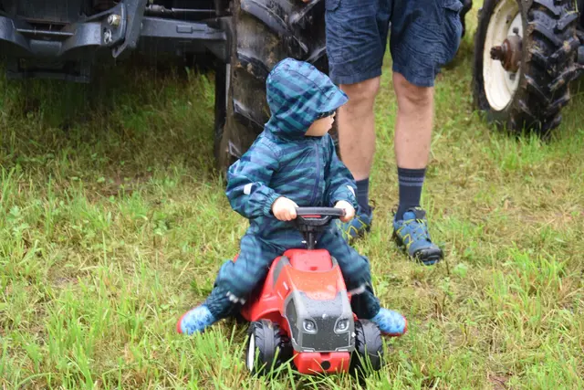 Wetterfester Traktorfahrnachwuchs  | Foto: Fotos:  Hannes Reichenpfader und Emma Jelenz