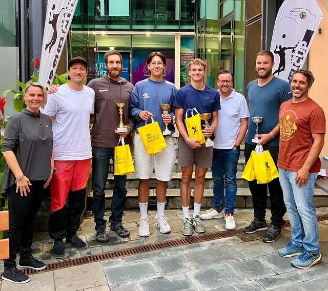 Herren Tagessieg Gewinner sowie Bürgermeisterin Bettina Bauernhofer (links), Referent für Sport und Freizeit Christof Prassl (2. v. r.)  und Turnierveranstalter Georg Staber (rechts) | Foto: zVg