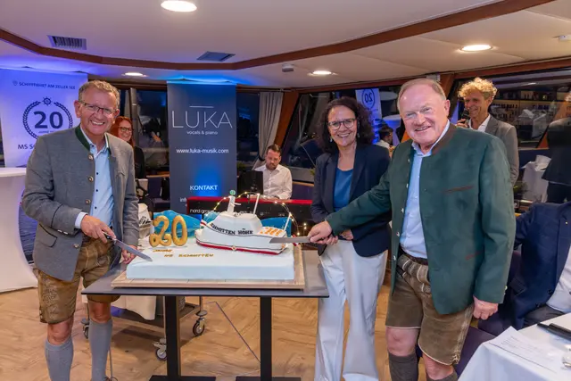 Die MS Schmittenhöhe als Miniaturformat und noch dazu essbar – Erich Egger, LR Daniela Gutschi und BGM Andreas Wimmreuter schnitten die Jubiläumstorte freudestrahlend an. | Foto: faistauer photography