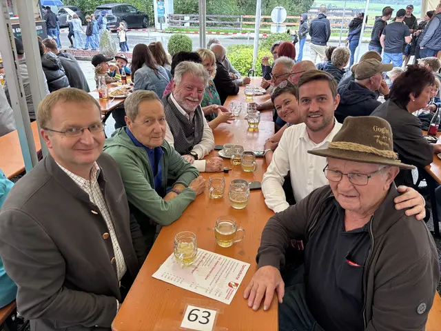 Die Bürgermeister Dominik Mainusch (Fügen) und Josef Unterweger (Fügenberg) mit Bruno, Ernst und Isabella Erlebach, sowie Hermann Baumann (Goglhof).  | Foto: Haun