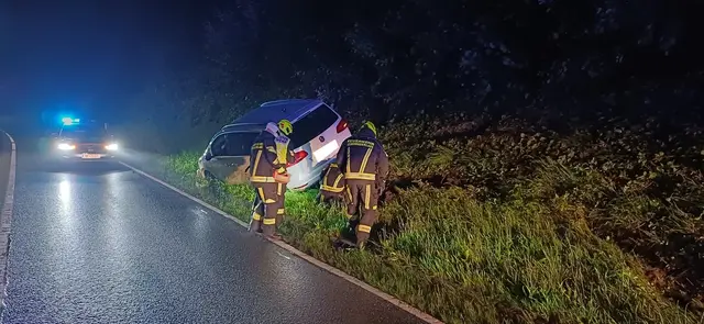 Nachdem die Einsatzstelle und das Fahrzeug gesichert waren, konnte das Unfallfahrzeug mithilfe der Seilwinde geborgen und auf einem gesichertem Platz abgestellt werden. | Foto: Freiwillige Feuerwehr St. Georgen in der Klaus