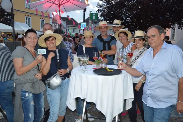 Die neue „Sommernacht“ vereinte letztes Jahr die Zwettler Wirte zum gemeinsamen Einsatz, der die Innenstadt in eine lebendige Ausgehmeile mit Urlaubsstimmung verwandelte.  | Foto: zVg