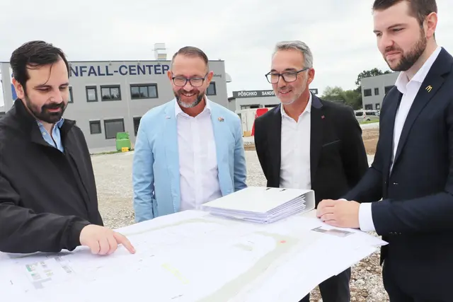 Auf der Baustelle zum McDonald’s Restaurant erklärt Architekt Lucas Schachinger (li) Stefan Helmreich, Dietmar Kuhn und Lukas Huisbauer den Plan. | Foto: Edith Ertl