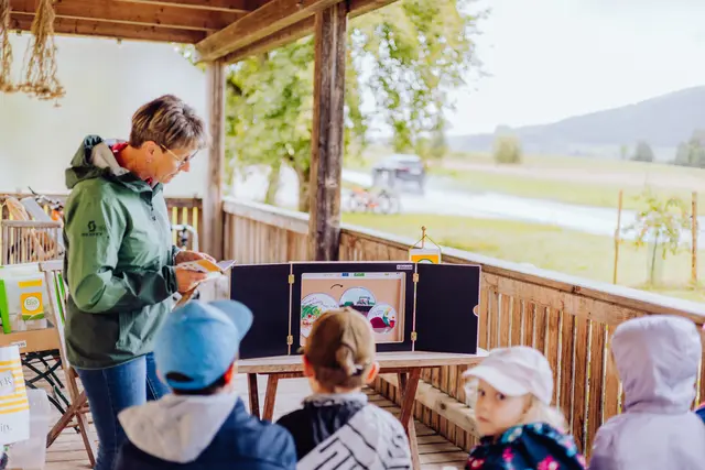 Den Kindern wurden die Geschichten von „Mira und Maxi am Bio-Bauernhof“ vorgelesen. | Foto: Fabian Franz Ferdinant
