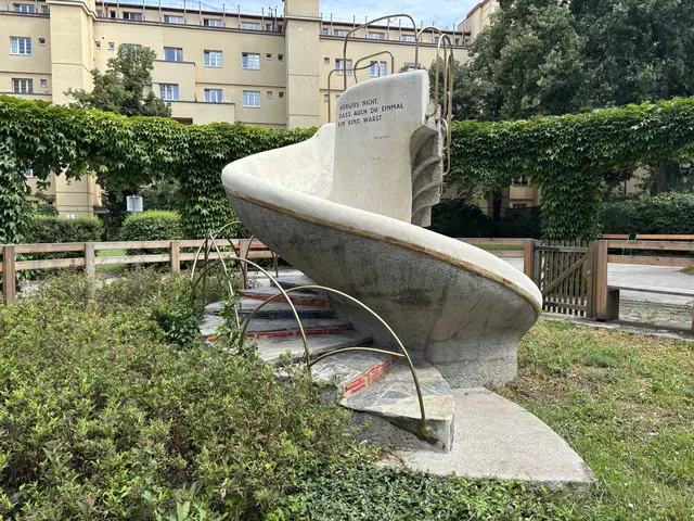 Auch beim Denkmal in der Mitte des Hofes wurden Gartenarbeiten durchgeführt. Anwohnerinnen und Anwohner sind hier unzufrieden. | Foto: Michael Marbacher/MeinBezirk
