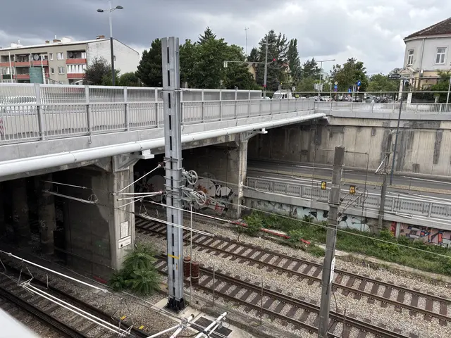 Die Verbindungsbahn läuft unterhalb der Edelsinnstraße. Eine Nutzung der Fläche, abseits einer sportlichen, wäre erst nach einer Sanierung möglich. | Foto: Michael Marbacher/MeinBezirk