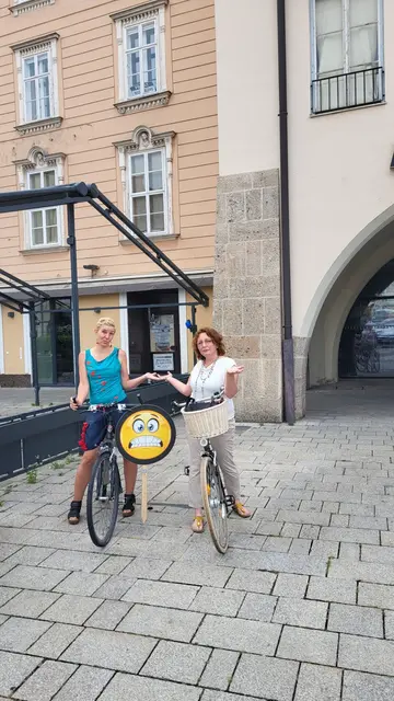Katharina Fruhmann und Selina Prünster: Leihlastenrad fehlt. | Foto: Grüne WRN